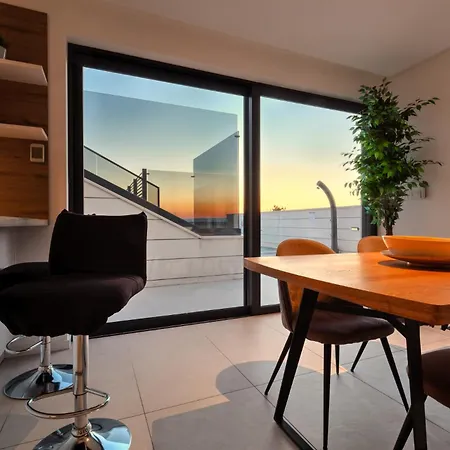 Luxurious Sea-view 2br With Private Pool-villa Quadris-crikvenica Appartamento *